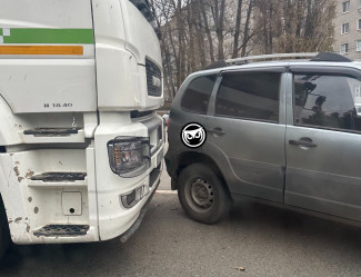 На улице Минской в Пензе огромная фура врезалась в легковушку