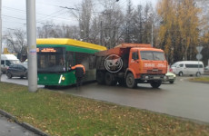Жесткая авария в Пензе: троллейбус столкнулся с грузовиком