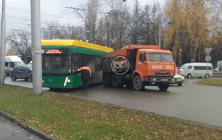 Жесткая авария в Пензе: троллейбус столкнулся с грузовиком