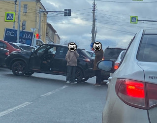 В центре Пензы две улицы встали в пробке из-за аварии