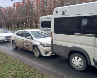 В Пензе легковой автомобиль врезался в маршрутку