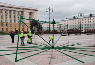 На площади Ленина в Пензе приступили к монтажу главной елки